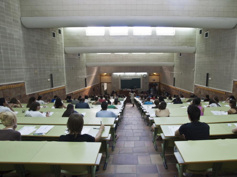 Estudiantes en la facultad de Derecho de Zaragoza