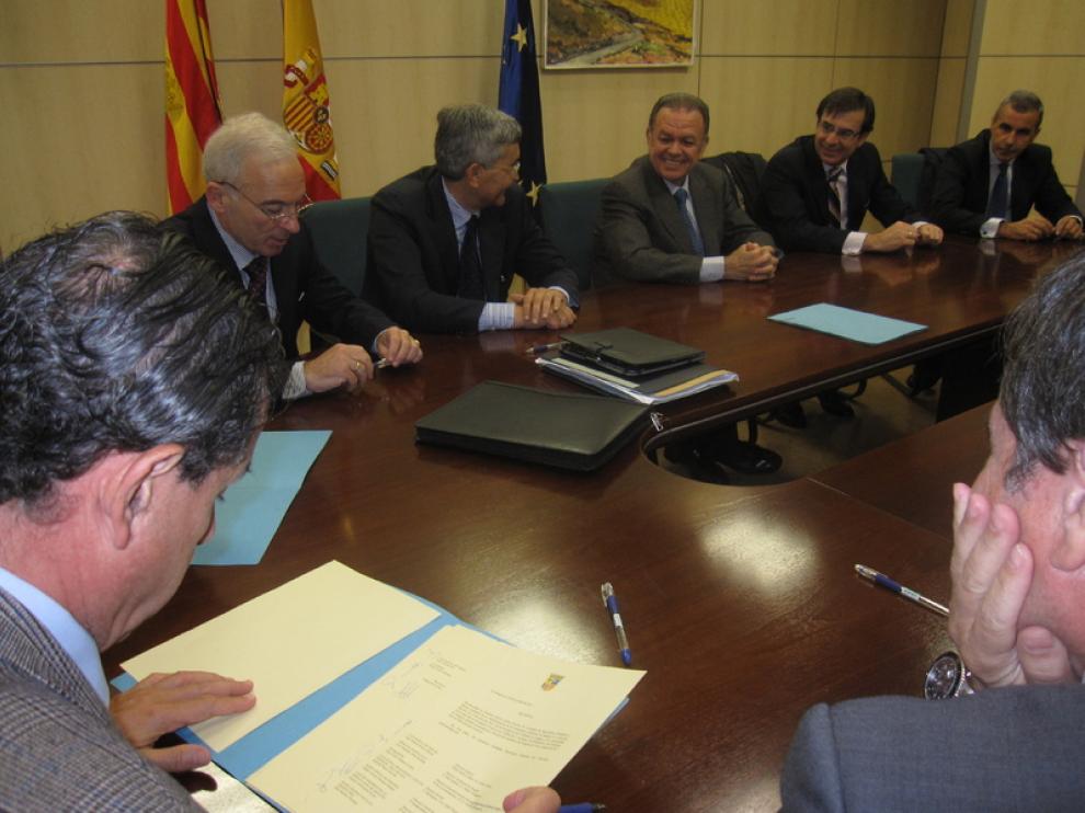 Un momento de la reunión entre el consejero y los representantes de las entidades financieras