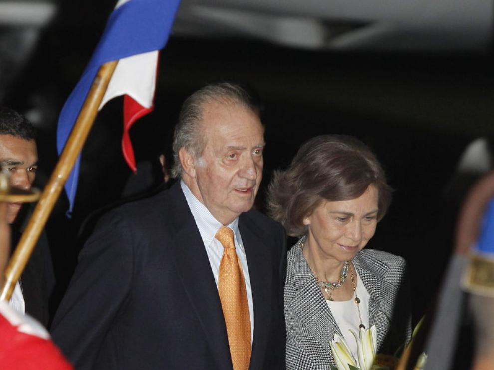 Los Reyes, en su llegada al aeropuerto de Asunción (Paraguay).