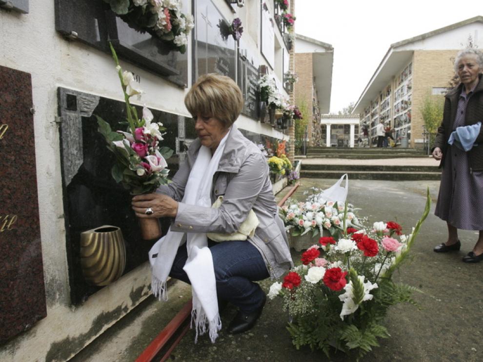 Susana Pérez fue una de las muchas oscenses que anticipó su visita al cementerio de Huesca.
