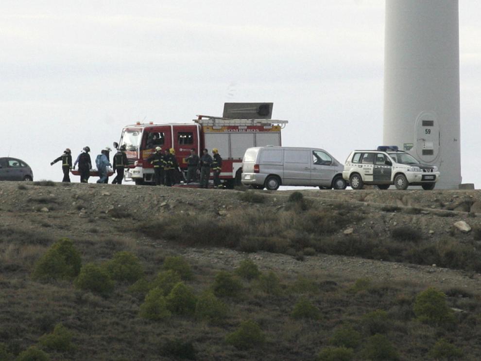 Efectivos de emergencia en el lugar del suceso.