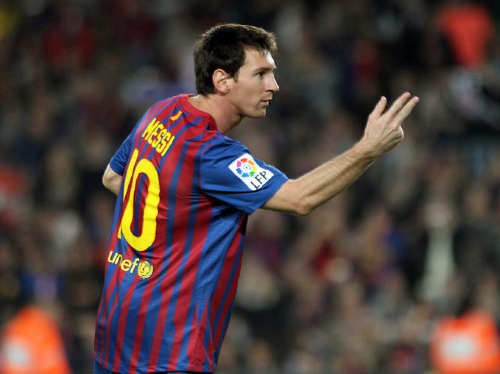 Messi señala con las manos los tres goles logrados