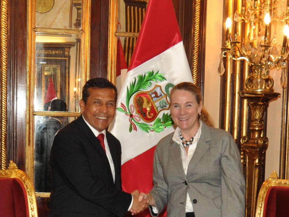 El presidente de Perú, Ollanta Humala, saluda a la vicepresidenta del Banco Mundial, Pamela Cox