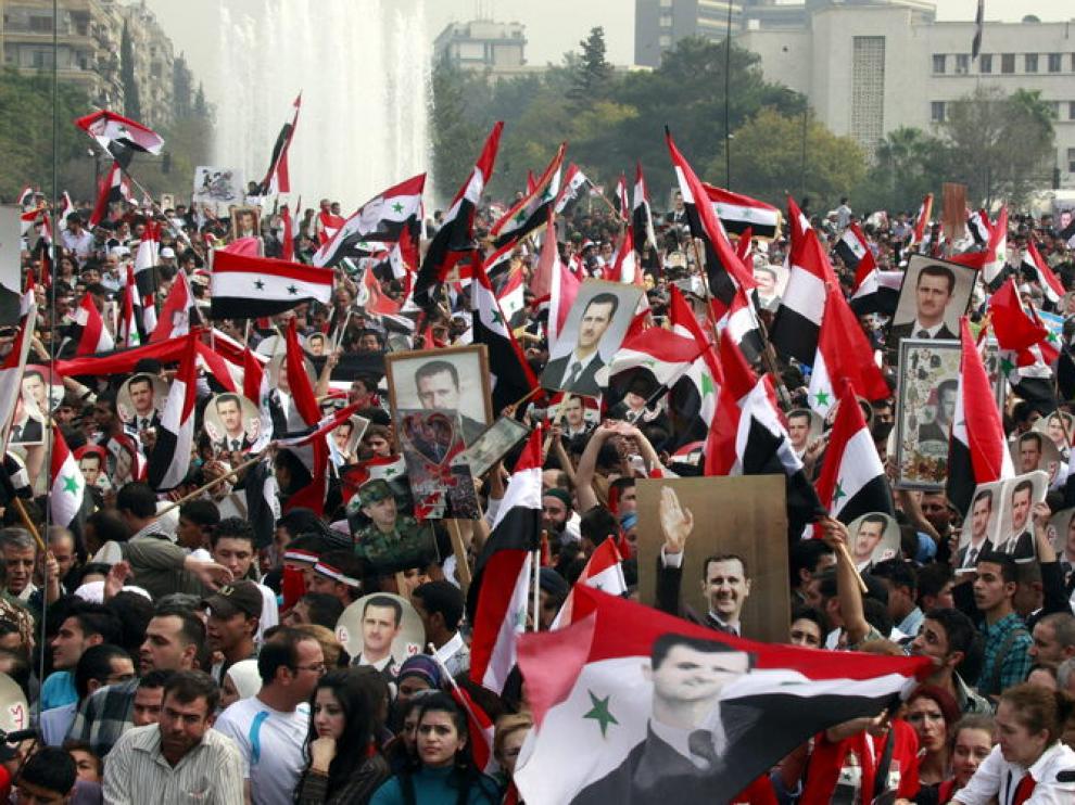 Sirios participan en una concentración de partidarios del presidente Bachar al Asad