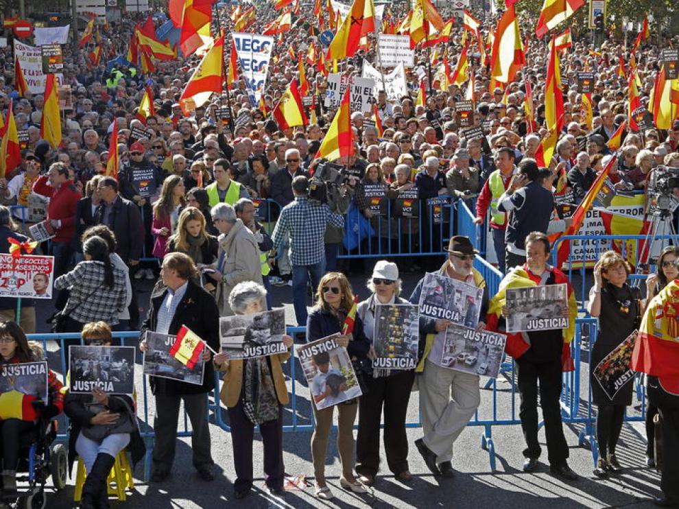 Concentración organizada hoy en Madrid por la asociación Voces contra el Terrorismo con el lema "Frente a la impunidad, Justicia"