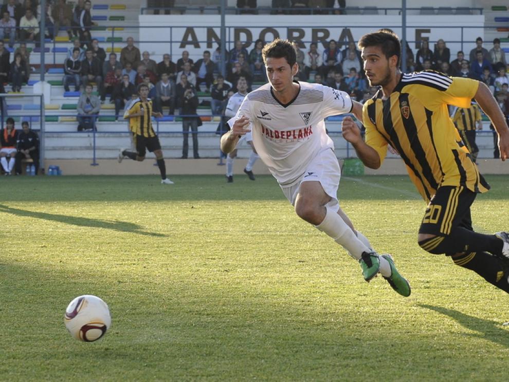 Dos jugadores pugnan por el balón