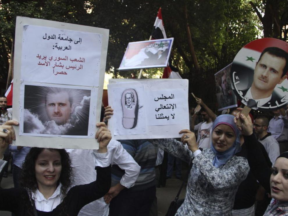Manifestantes antiguvernamentales sirios protestan frente a la embajada siria en El Cairo.