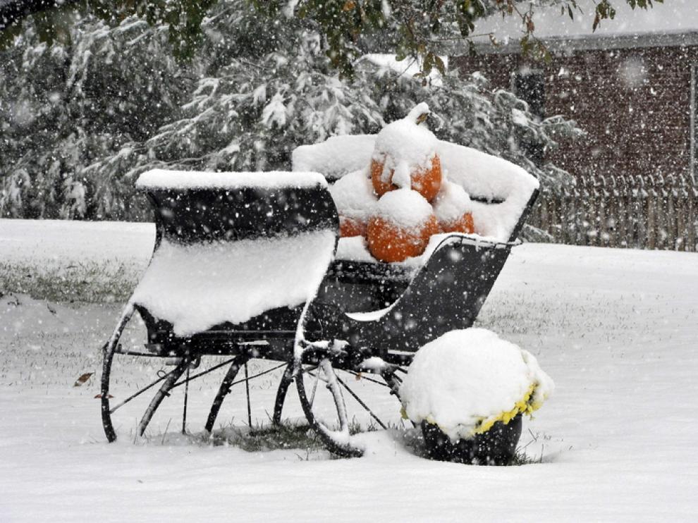 La nieve cubre un carromato decorado para Halloween en Westminster