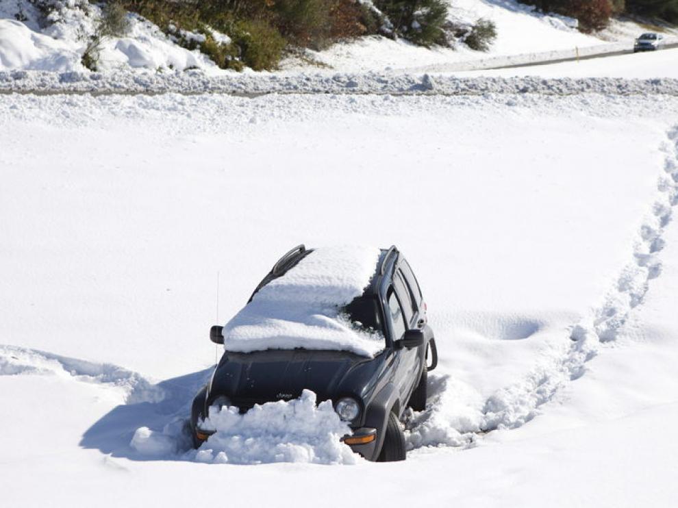 Un coche fue abandonado al salirse de la carretera en Massachusetts.