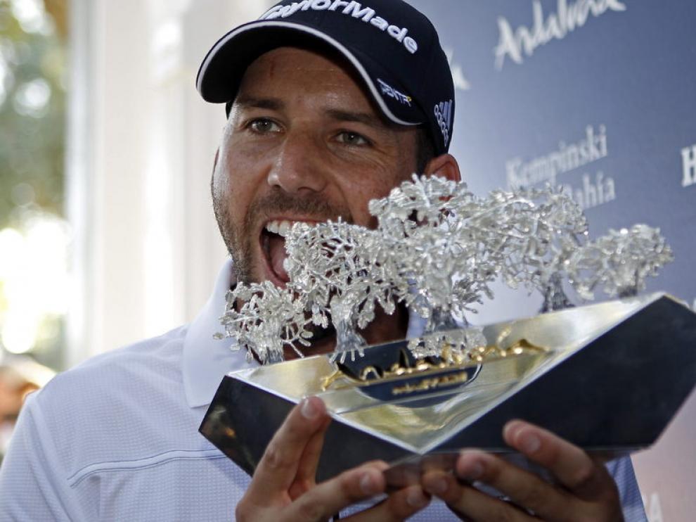 Sergio García con el trofeo que le acredita como ganador