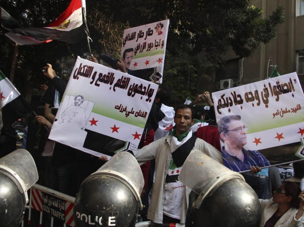 Manifestantes antiguvernamentales sirios protestan frente a la embajada siria en El Cairo