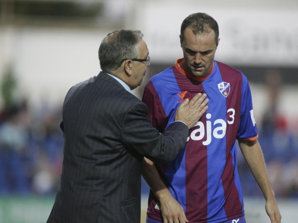 El técnico Quique Hernández dialoga con Luis Helguera durante el partido ante el Real Murcia en El Alcoraz.
