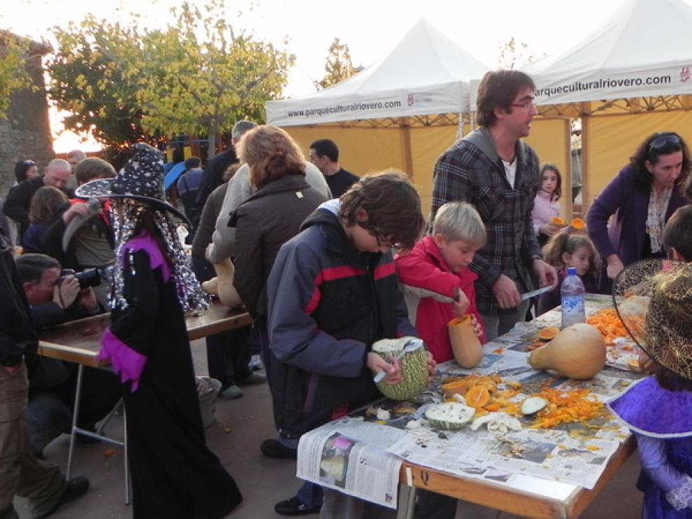Los vecinos de Radiquero prepararon durante la tarde las calaveras lumínicas para la comitiva.