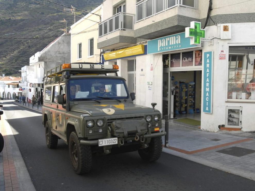 Un vehículo de la Unidad Militar de Emergencias circula por una calle de Frontera (El Hierro)
