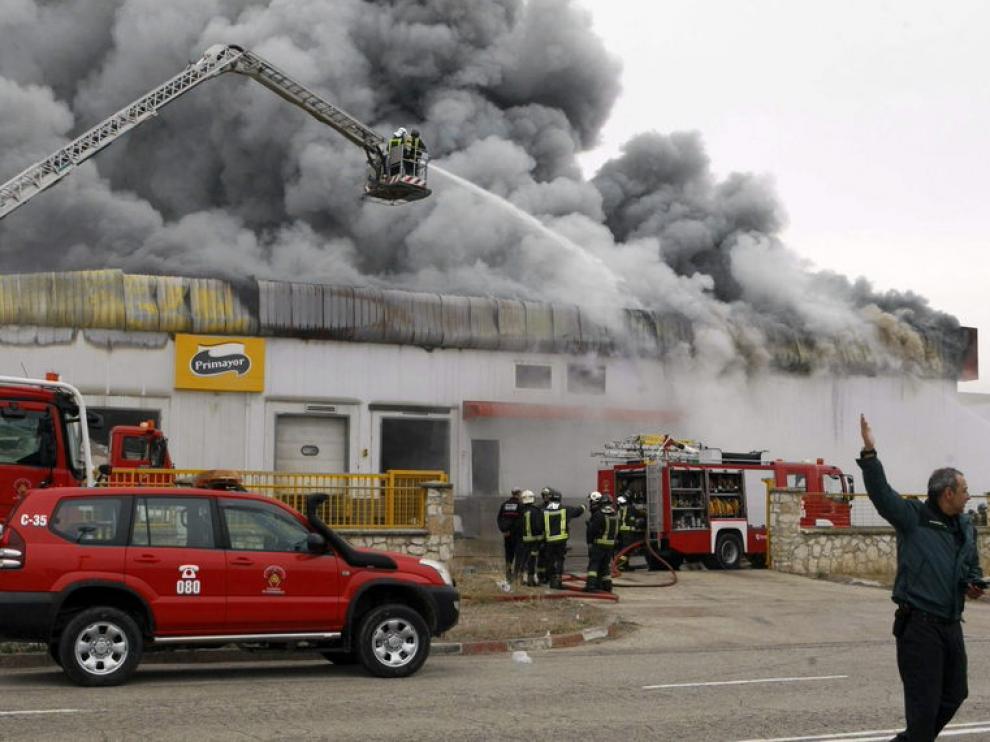 Los bomberos trabajaban para extinguir las llamas