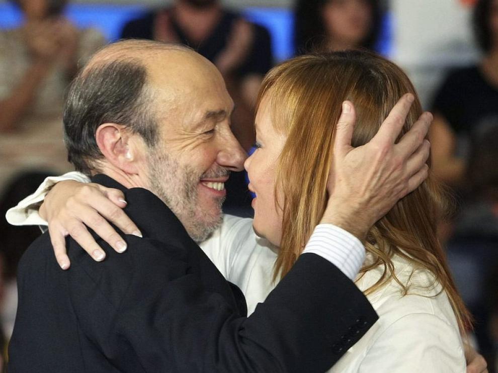 El candidato del PSOE a la presidencia del Gobierno, Alfredo Pérez Rubalcaba, conversa con la ministra de Sanidad