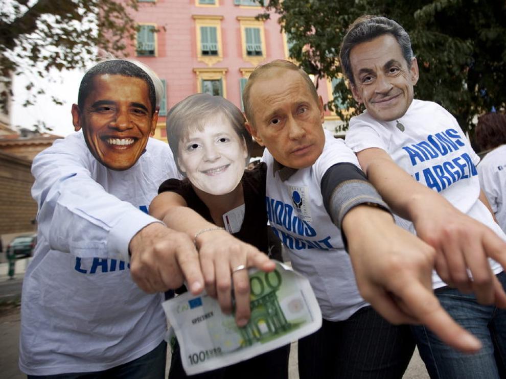 Manifestantes con caretas de Obama, Merkel, Putin y Sarkozy