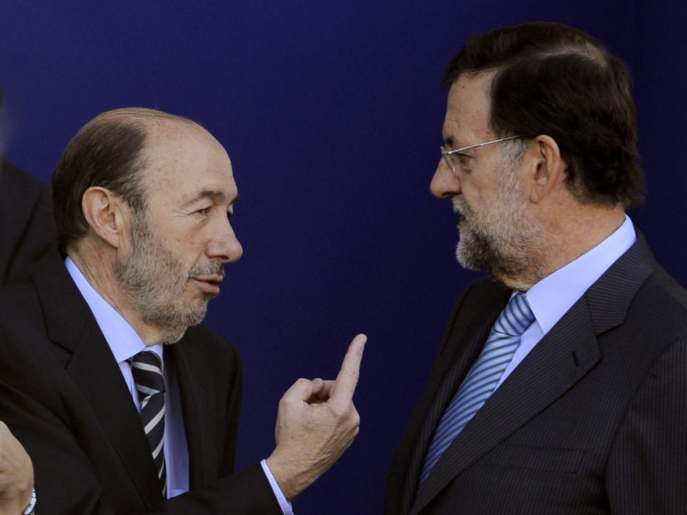 Rubalcaba y Rajoy durante el desfile de las fuerzas armadas