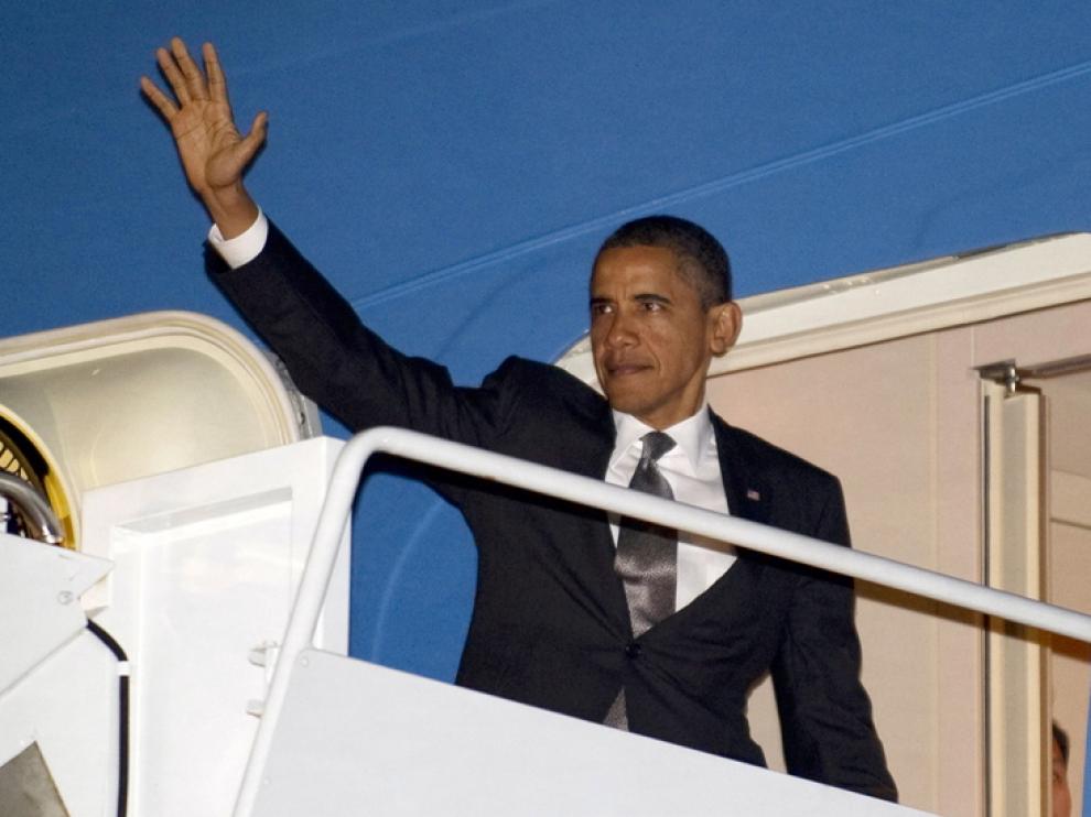 Obama saluda desde el Air Force One, antes de partir a Cannes