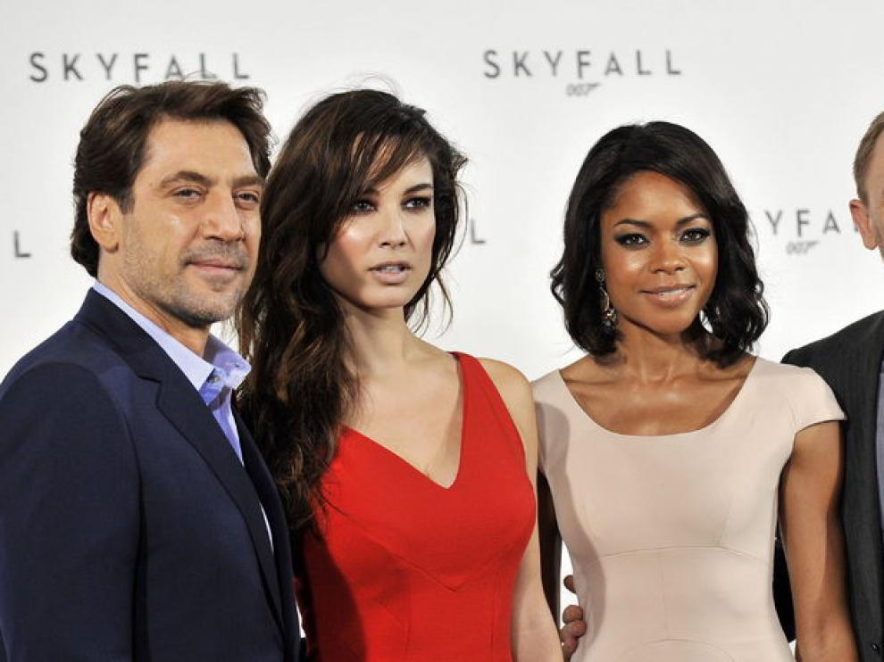 De izda. a dcha. Javier Bardem, Berenice Marlohe, Naomie Harris y Daniel Craig