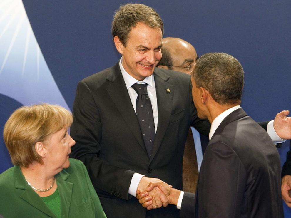 Zapatero saluda a Obama ante la mirada de Merkel