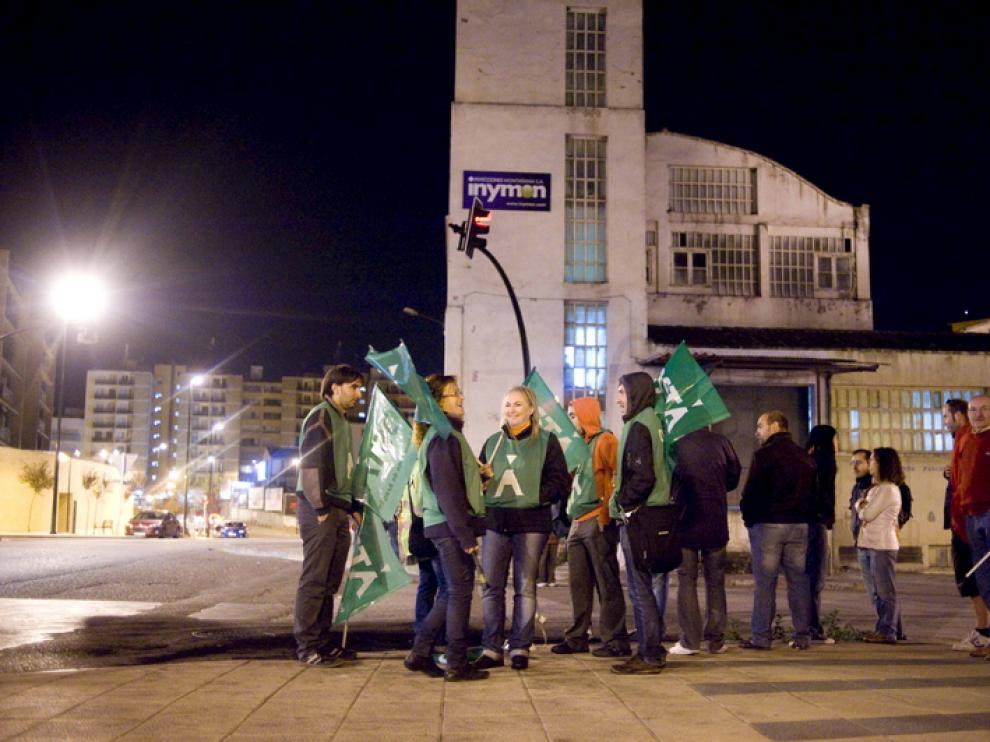 Imagen de archivo de trabajadores frente a la fábrica de Balay