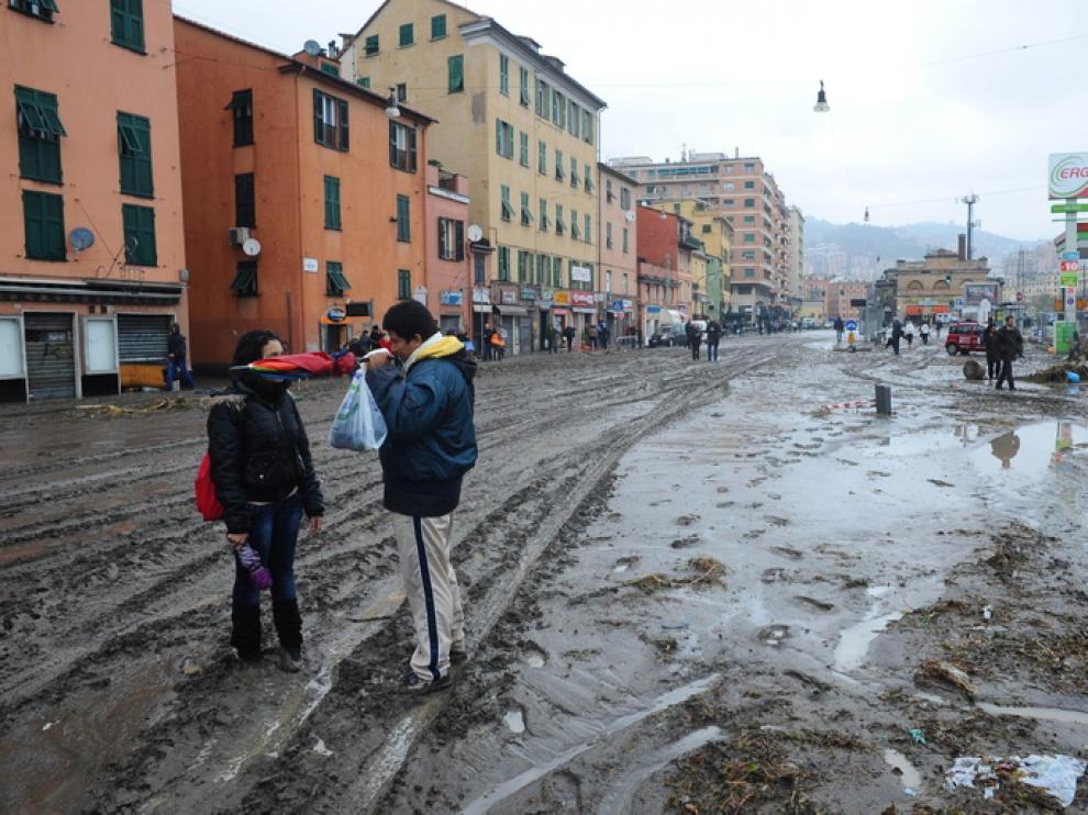 Las calles de Génova se encuentras llenas de barro por las inundaciones
