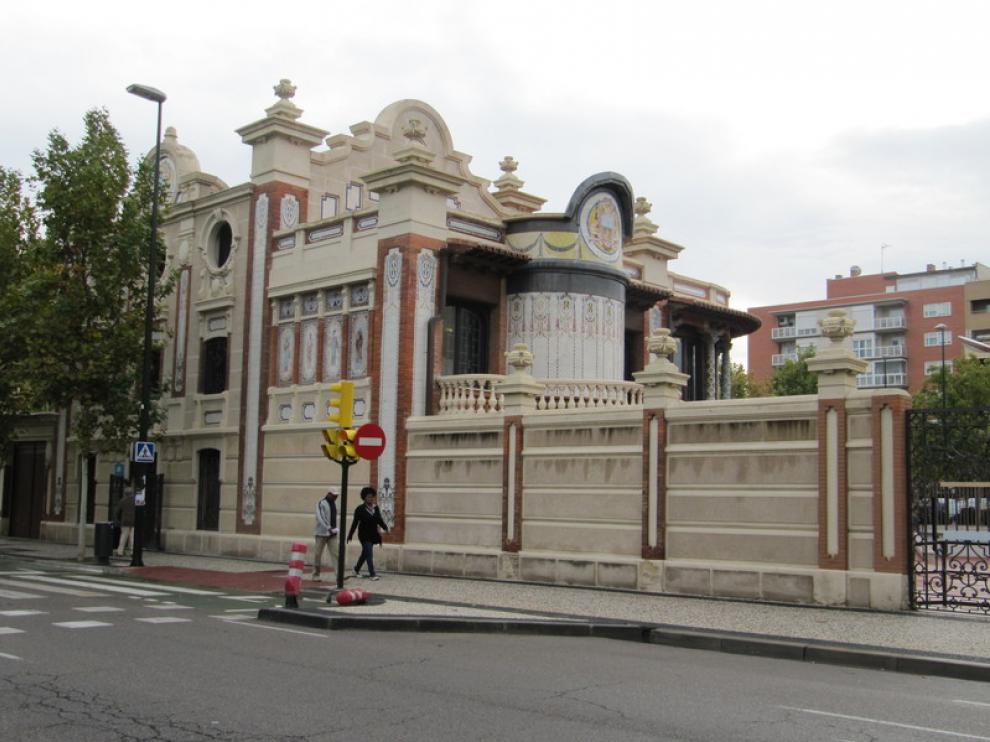 Vista del exterior de la Casa Solans, en la avenida de Cataluña.
