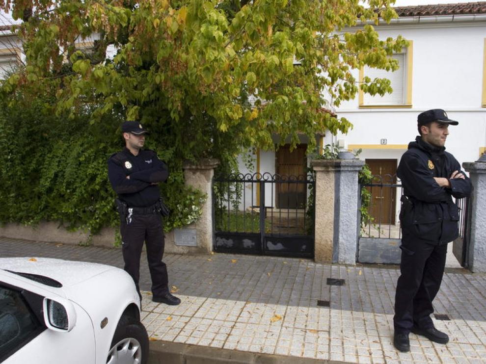 Agentes de policía vigilan el domicilio del profesor