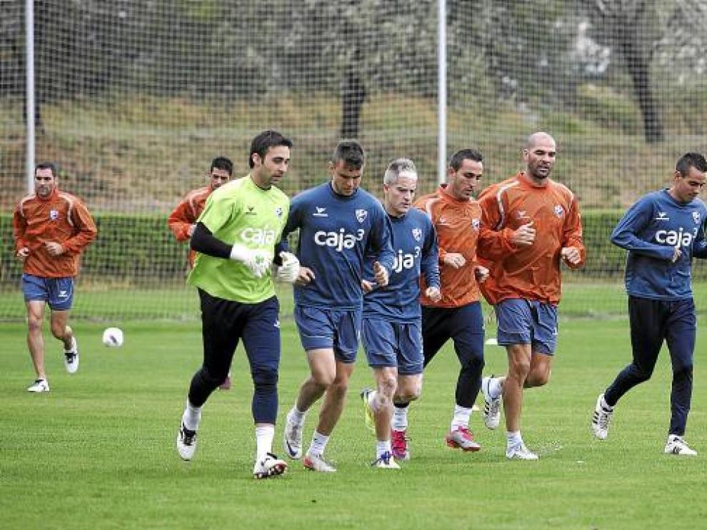 Los jugadores del Huesca realizan carrera continua, durante un entrenamiento.