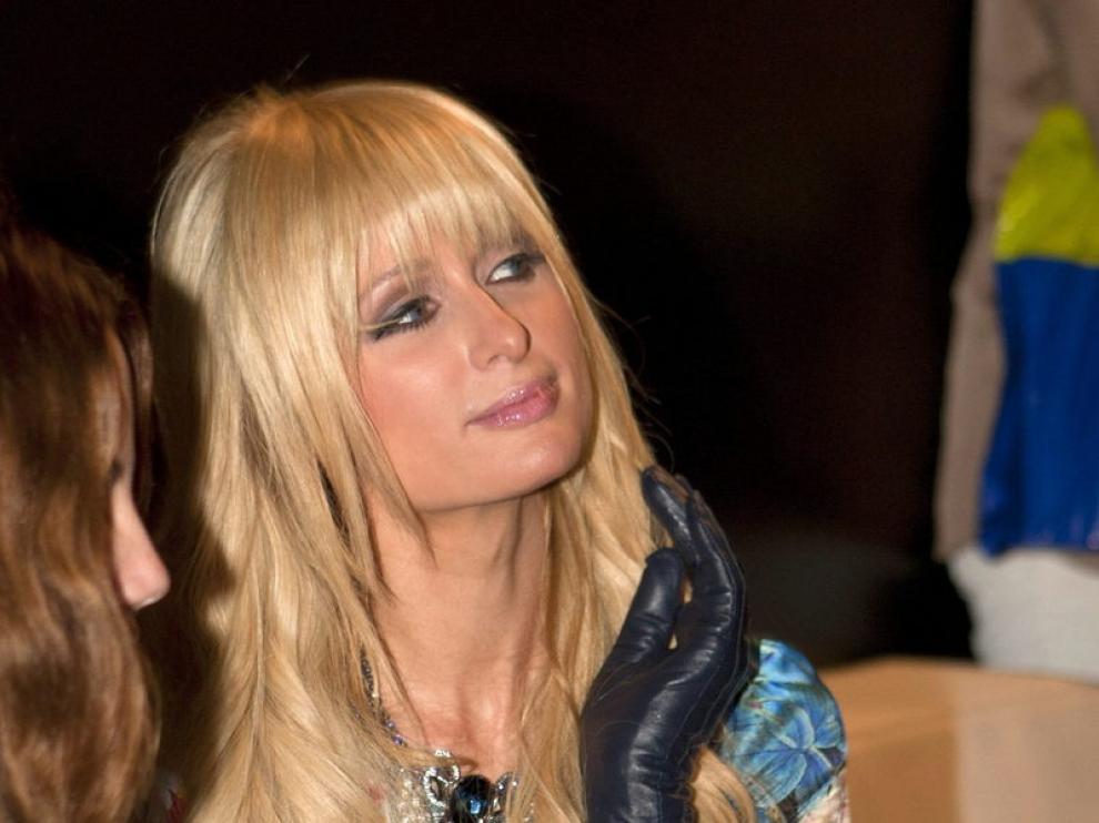Nuevo 'look' de Paris Hilton en Zaragoza