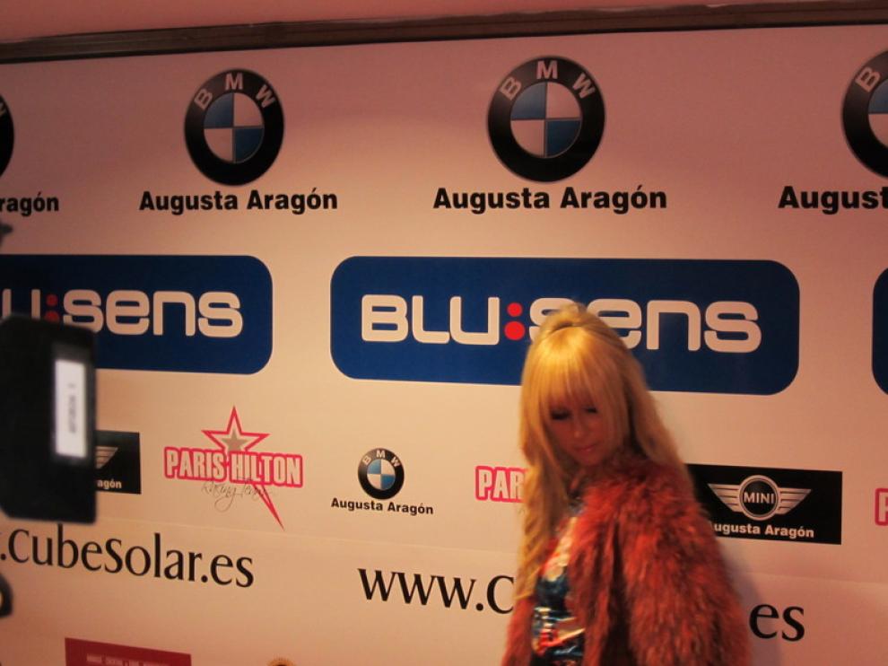 Paris Hilton posa ante los medios