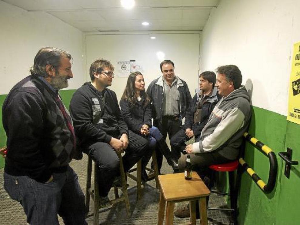 Componentes de la junta directiva de la Alegría Laurentina en el pasillo de entrada al local.