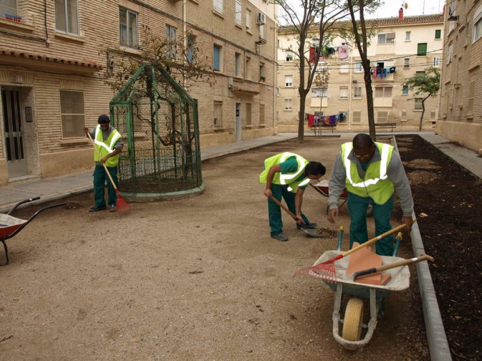 Varios vecinos del barrio han sido contratados para hacer las intervenciones.