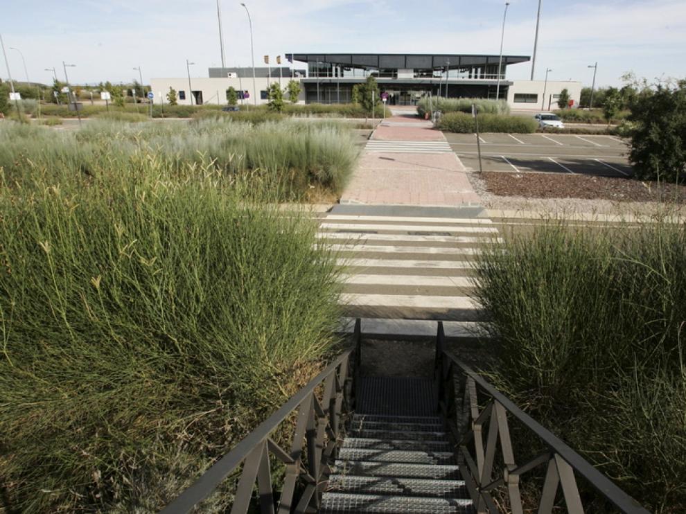 Un aparcamiento vacío. Este es el aspecto que presenta habitualmente el aeropuerto de Huesca.