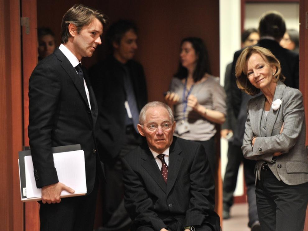 El ministro alemán de Finanzas, Wolfgang Schäuble (c), junto a Elena Salgado
