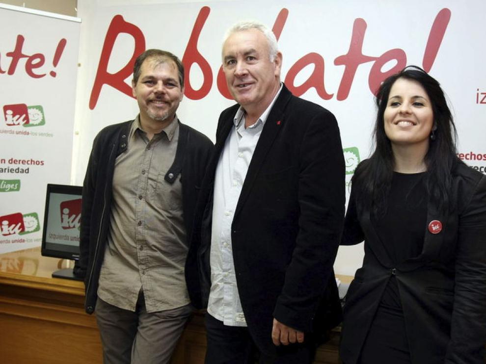 Cayo Lara (c) al inicio de un acto político en Alicante