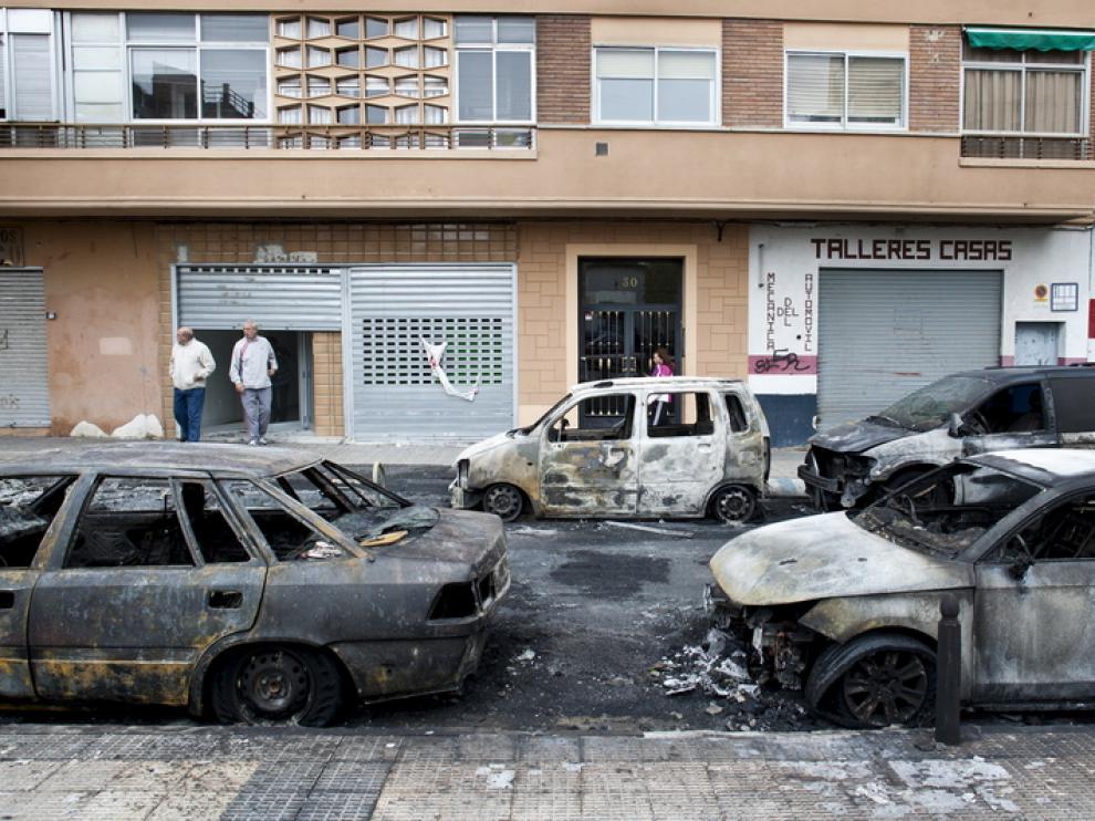 Coches calcinados en el barrio de las fuentes tras la quema de varios contenedores la semana pasada