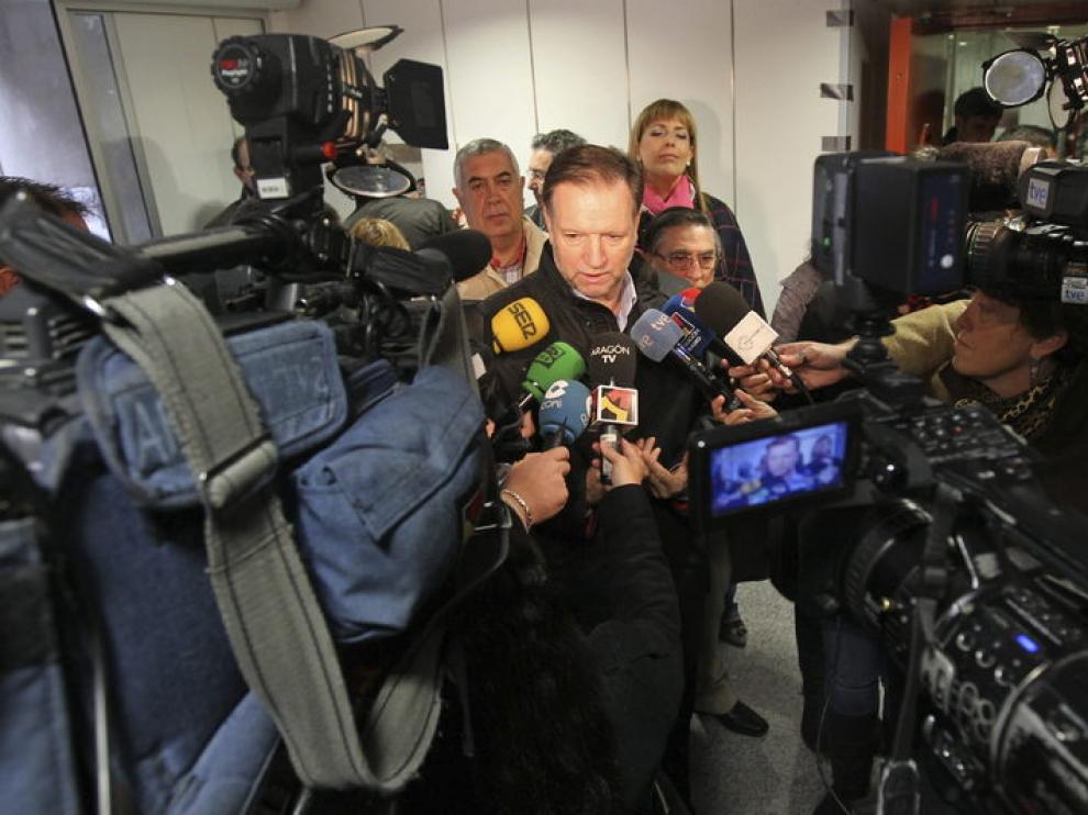 Marcelino Iglesias atiende a los medios durante su visita a las instalaciones de Cruz Roja en Teruel