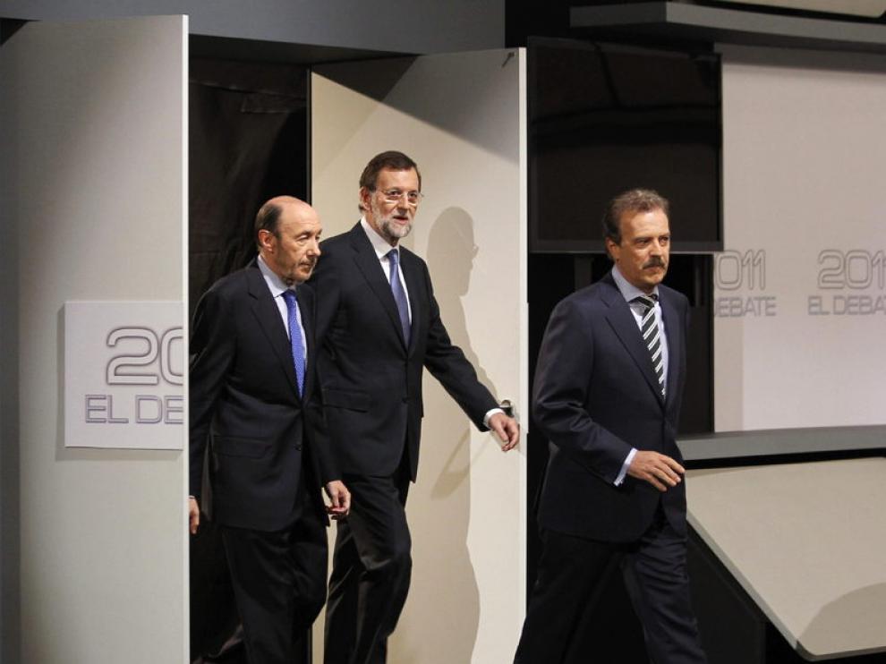 Rubalcaba, Rajoy y Manuel Campo Vidal momentos antes del debate