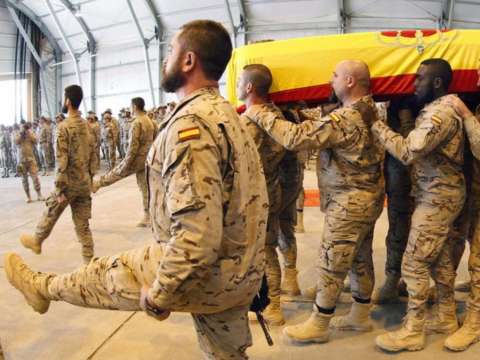 Los militares españoles despiden al sargento Moya