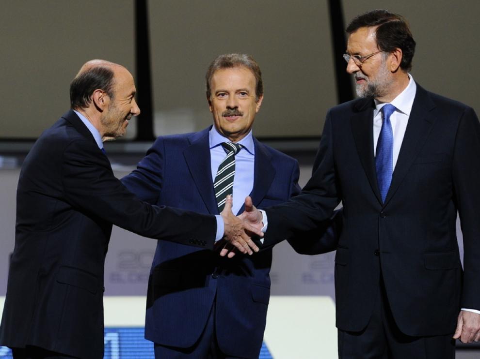 Rajoy y Rubalcaba se estrechan la mano al comienzo del 'cara a cara'