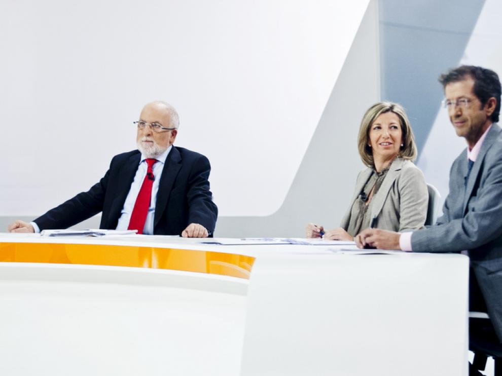 De izda. a dcha., Víctor Morlán, Blanca Puyuelo y Luis Lax, minutos antes de empezar el debate.