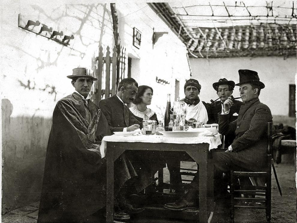 Pepín Bello con Buñuel y Dalí y otros compañeros de la Orden de Toledo.
