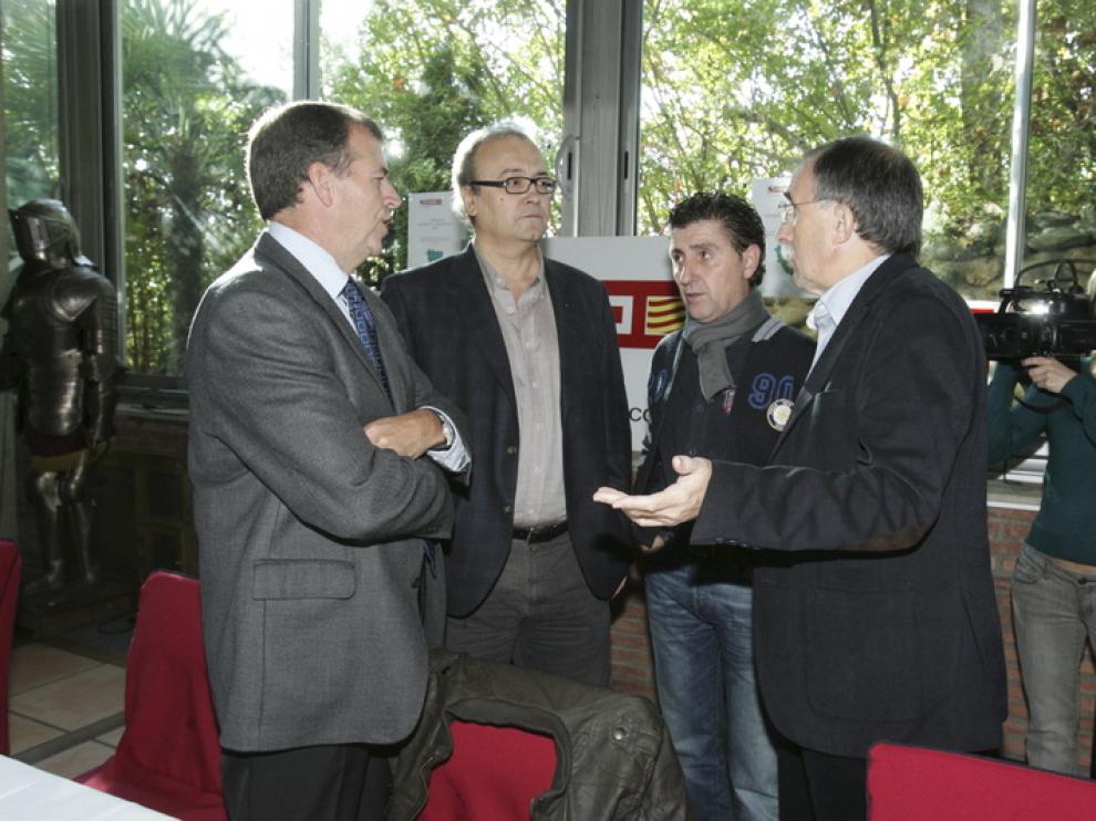 De izquierda a derecha, Cosculluela, con los presidentes comarcales Castillón, Salillas y Facerías.