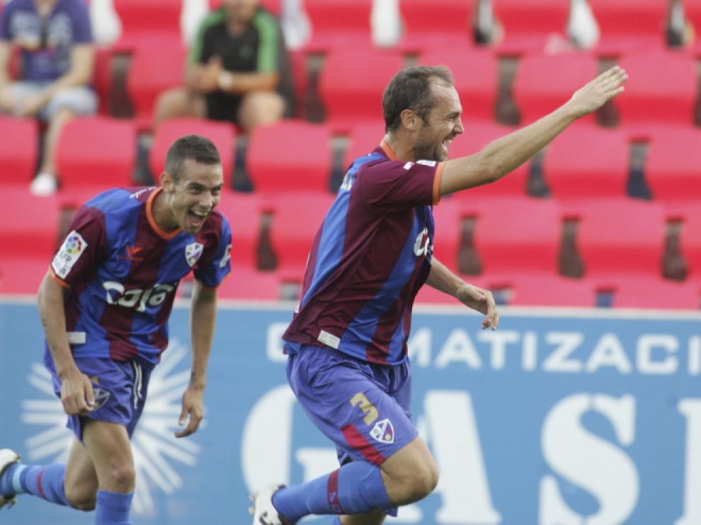 Luis Helguera celebra el gol que le marcó al Alcoyano en el 3-3 del Alcoraz.