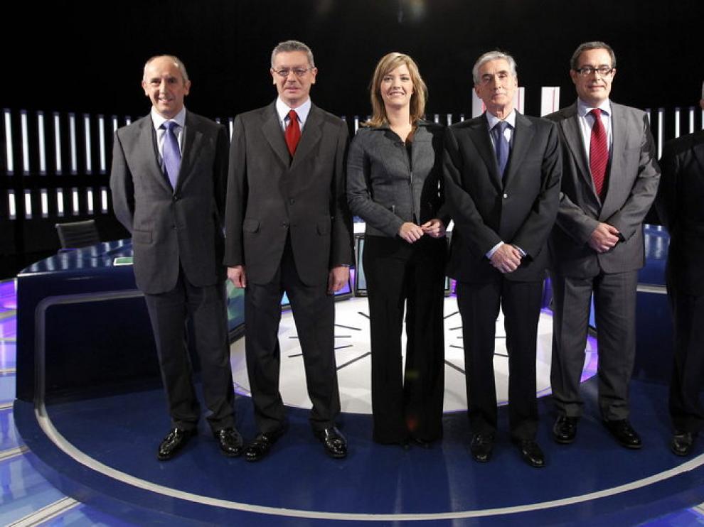 Los participantes en el debate posan antes de su inicio