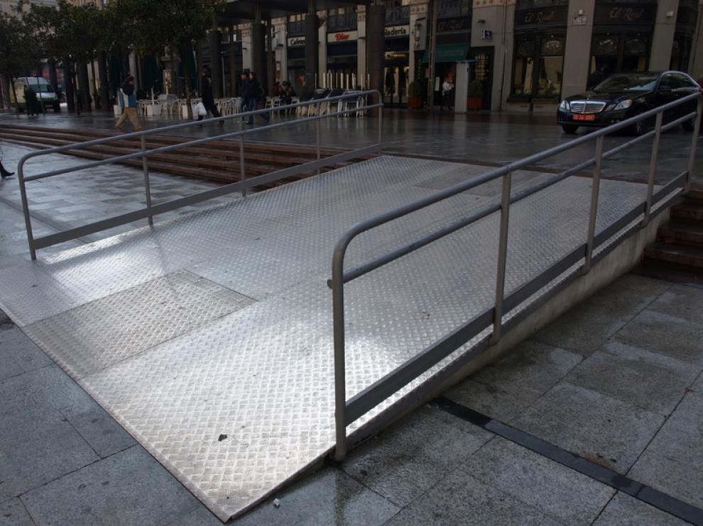 Rampa de reciente instalación en la plaza del Pilar.