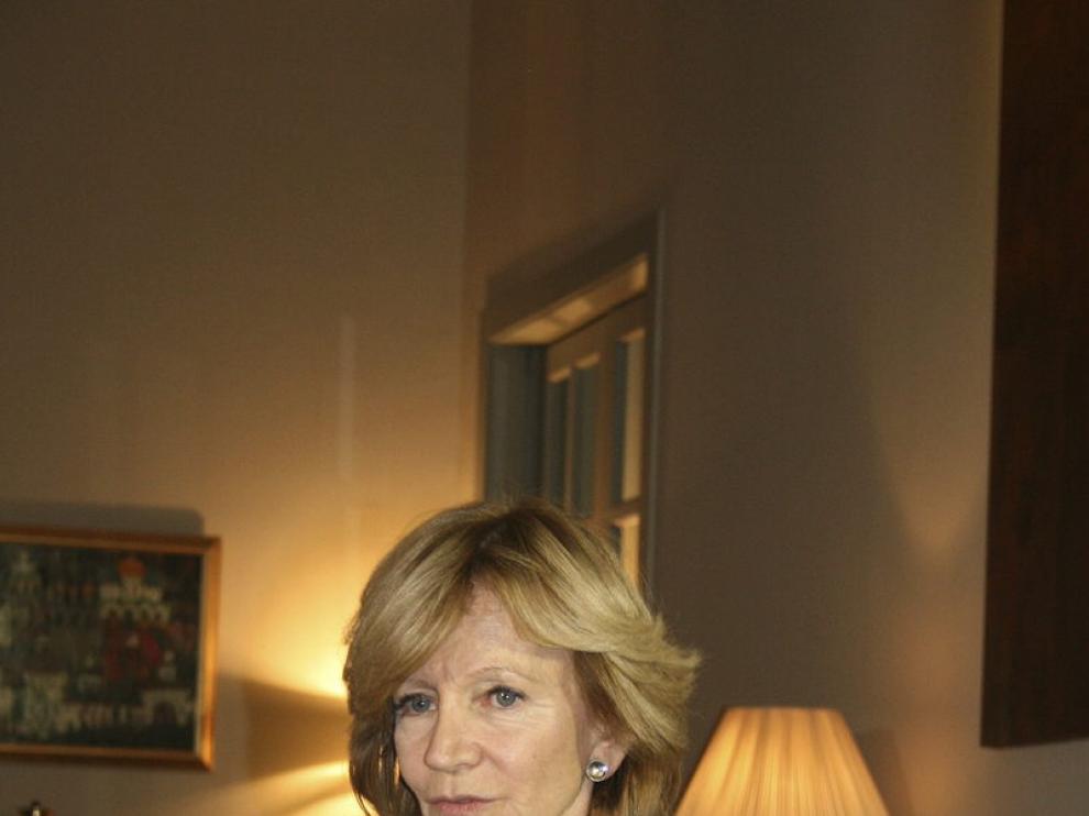 Elena Salgado en una rueda de prensa en la Embajada de España en Pekín