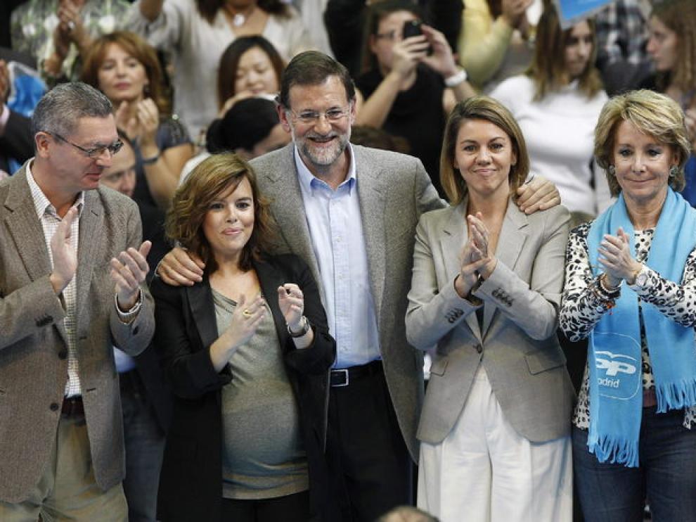 Sáenz de Santamaría con sus compañeros de partido